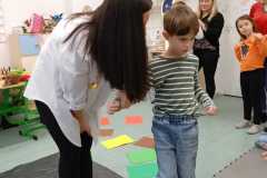 Leonek-odgaduje-kolory.