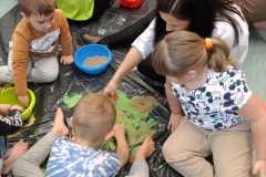 Zabawy-kolorowym-ryzem.