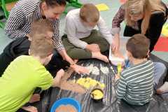 Zabawy-kolorym-ryzem-biedronki.