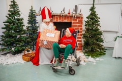 Kubus-odbiera-prezent-od-Mikolaja