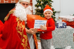 Nikos-odbiera-prezent-od-Mikolaja