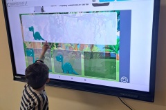 Leon-segreguje-dinozaury.