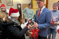 Uczniowie-otrzymuja-podarki-od-pracownikow-DPS