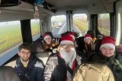 Uczniowie-w-busie-podczas-jazdy