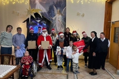 Uczniowie-wraz-z-podopiecznymi-DPS-przy-szopce