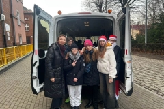 Uczniowie-z-p.-Asia-przy-szkolnym-busie