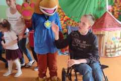 chlopiec-wita-sie-z-maskotka