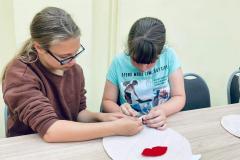 dziewczyna-pomaga-szyc-poduszke