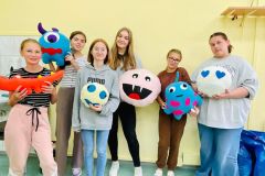 uczennice-stoja-z-uszytymi-poduszkami