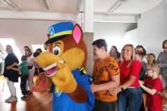 uczniowie-bawia-sie-z-maskotka-na-sali