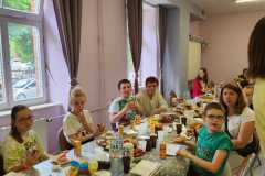 uczniowie-jedza-na-stolowce