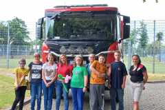 uczniowie-stoja-ze-straza-pozarna