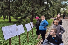 Amelka-Andzelika-Szymon-Hubert-i-Alicja-czytaja-pamiatkowe-tablice