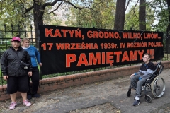 Andzelika-Amelka-i-Szymon-przy-tematycznym-banerze