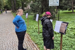 Andzelika-i-Amelka-czytaja-tablice-pamiatkowe