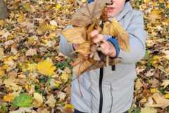 Zabawa-lisciami-Piotrus.