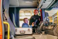 Piotrus-w-wozie-strazackim.