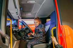 Sonia-w-wozie-strazackim.