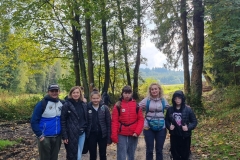 Grupa-szescioosobowa-stojaca-kolo-polany