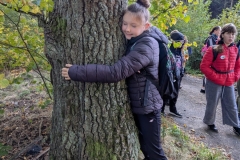 Neila-przytula-sie-do-drzewa