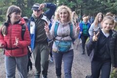 Tosia-Kacer-Neila-i-p.-Ada-ida-szeroka-lesna-droga