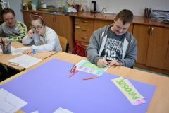 14.-braja-grzesiu-i-ola-ciezko-pracuja-nad-plakatem