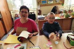 7.-szymon-wycina-papierowe-pisanki