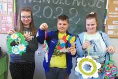 9.-emilka-marcelina-i-milosz-prezentuja-swoje-prace.