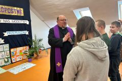 10.-8.-Spotkanie-w-sali-gimnastycznej-z-ksiedzem-rekolekcjonista-przepraszam-PanaBoga-w-sakramencie-pokuty.