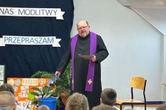 10aSpotkanie-w-sali-gimnastycznej-z-ksiedzem-rekolekcjonista-przepraszam-PanaBoga-w-sakramencie-pokuty.