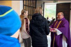 13.Ksiadz-rekolekcjonista-kazdej-osobiewychodzacej-z-kosciola-po-mszypodarowal-slodkiego-zajaczka.