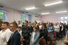 Uczniowie-i-rodzice-podczas-spiewania-hymnu