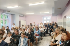 Uczniowie-rodzice-i-nauczyciele-podczas-apelu