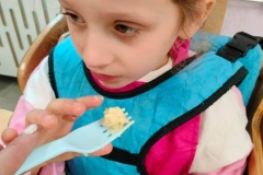 Lena-probuje-salatke-jarzynowa