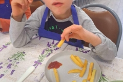 Nikodem-probuje-frytek