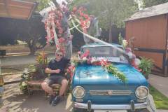 uczen-pozuje-przy-zabytkowym-aucie