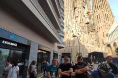 uczniowie-na-tle-niezwyklej-budowli