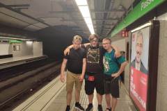 uczniowie-w-oczekiwaniu-na-metro