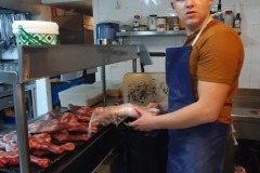 10.-Szymon-rozpakowuje-mieso.