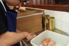 13.-lukasz-wypakawuje-kawalki-miesa-i-wklada-do-pojemnika.