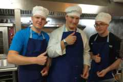 16.-Usmiechnieci-chlopcy-pokazuja-kciuk-w-gore-bobBardzo-im-sie-praca-w-Saragossie-podoba