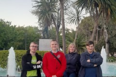 19.-Od-lewej-stoi-na-tle-palm-Lukasz-Szymon-panie-Ewa-i-Marcel.