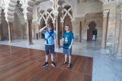 20.-Lukasz-i-Szymon-w-zwiedzanej-sali-Aljaferia-jest-to-arabski-palac-w-Saragossie