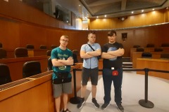 21.-Trzej-chlopcy-stoja-w-sali-parlamentu-Aragonii