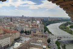 23.-Panorama-Saragossy-most-na-rzece-Ebra-i-jadace-po-nim-auta-po-lewej-budynki-mieszkalne.