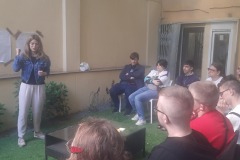 3.-Spotkanie-mlodziezy-w-Mundusie-organizacji-zajmujej-sie-przygotowywaniem-miedzynarodowych-stazy-zawodowych.-Mlodziez-siedzi-wokol-pani-prowadzacej-spotkanie-.