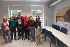 4.Zdjecie-z-opiekunkami-grupy-Helena-i-Klara-obok-stoja-Marcel-Lukasz