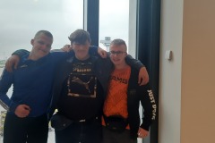 1.-Chlopcy-stoja-w-poczekalni-przed-odlotem-na-lotnisku-w-Berlinie