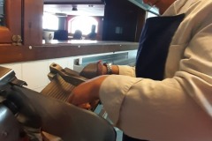 11.-Marcel-przy-krajalnicy-kroi-wedline.