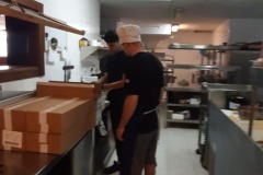 12.-Dwoch-chlopcow-wypakowuje-jedzenie-z-kartonow.